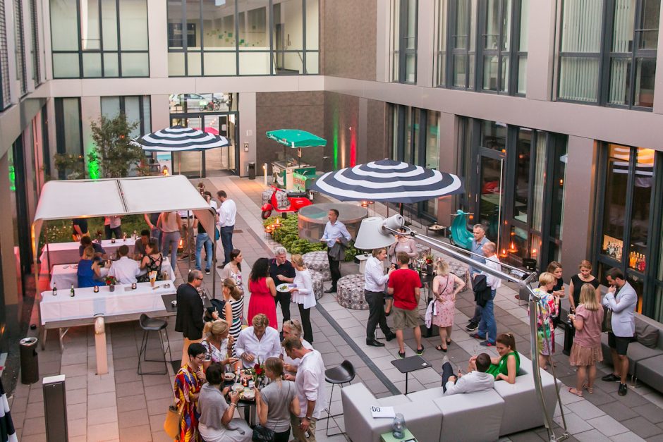 Der Innenhof der Münchener Design Offices im Arnulfpark (Foto: © Design Offices)